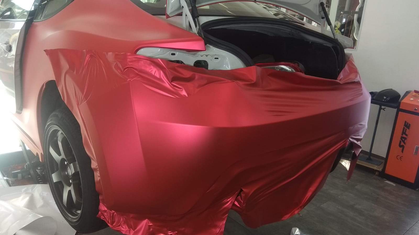 VVIVID VINYL XPO SATIN CHROME RED