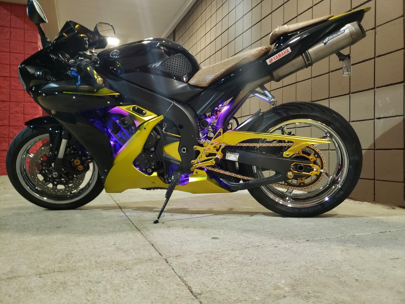 VVIVID VINYL XPO SATIN CHROME GOLD