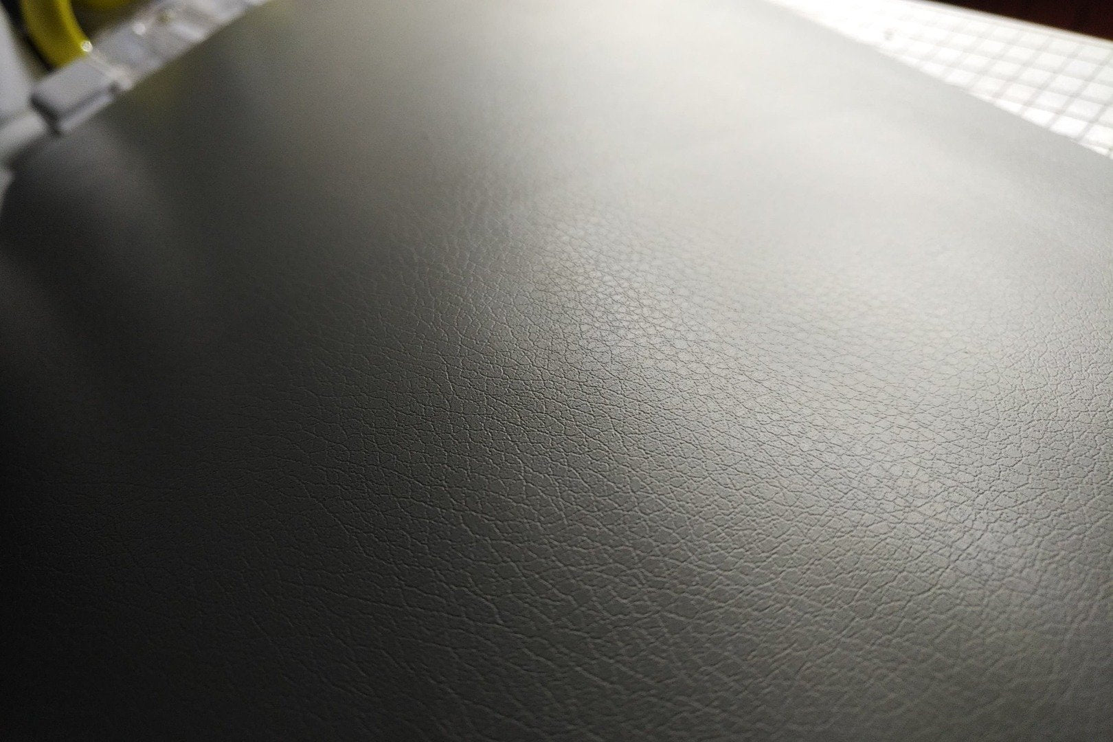 VVIVID VINYL 2020 VVIVID+ SILVER FINE GRAIN LEATHER